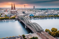 Ren Nehri kenarında Köln Katedrali