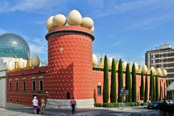 Dalí Tiyatrosu ve Müzesi