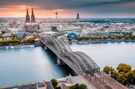 Ren Nehri kenarında Köln Katedrali