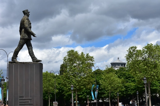 Charles de Gaulle statue
