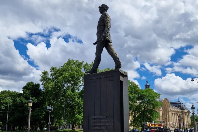 Charles de Gaulle statue