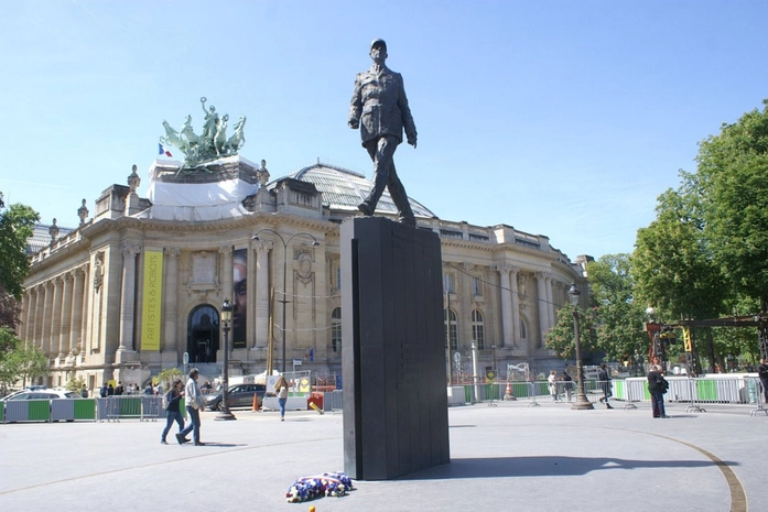 Charles de Gaulle statue