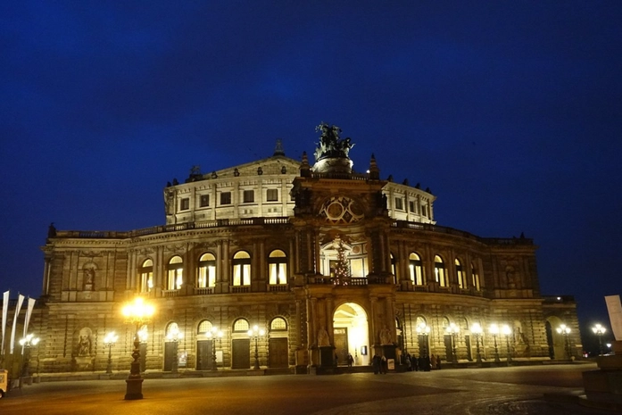Dresden Tiyatro Meydanı