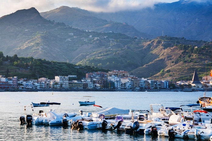 Giardini Naxos Limanı