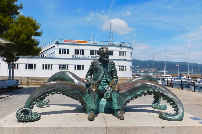 Jules Verne Anıtı